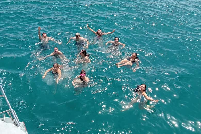 Tendréis la posibilidad de bañaros en el mar junto al barco