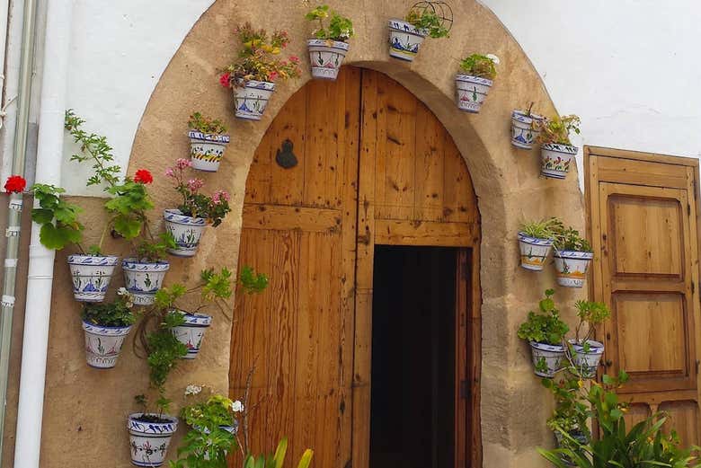 Casa rodeada de flores em Jávea