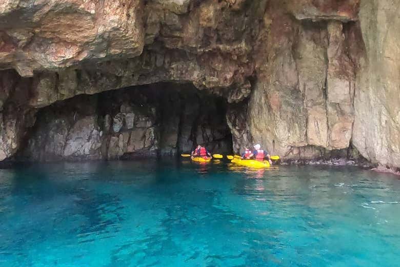Acercándonos a increíbles cuevas marinas
