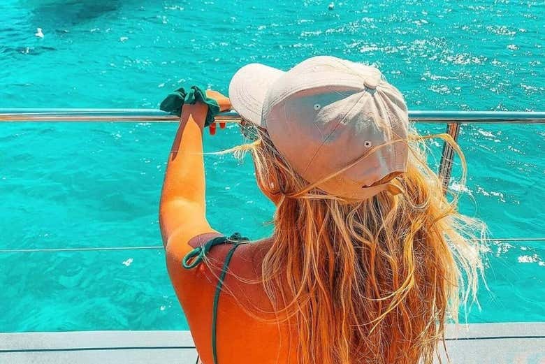 Contemplando el Mediterráneo desde la cubierta del catamarán