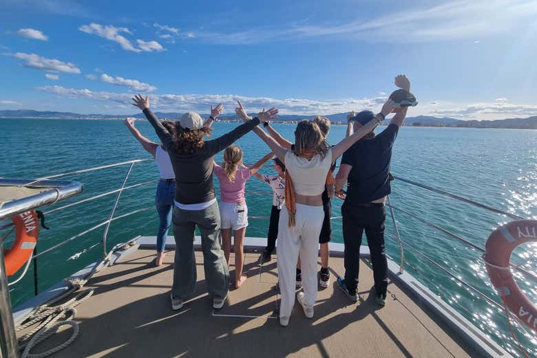 Disfrutando del paseo en barco hacia Cova Tallada