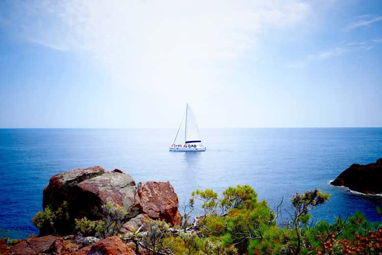 Velero en la costa de Cova Tallada