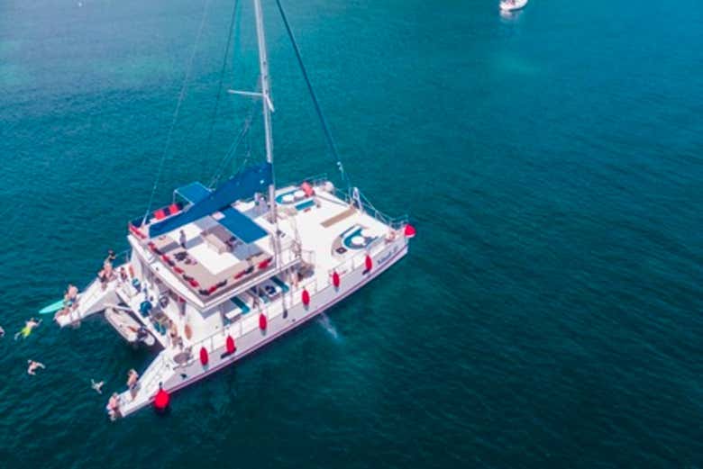 Vista aerea della barca a vela in navigazione