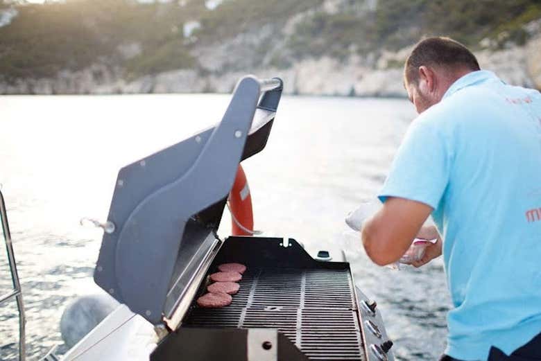 Barbacoa a bordo del catamarán por Denia