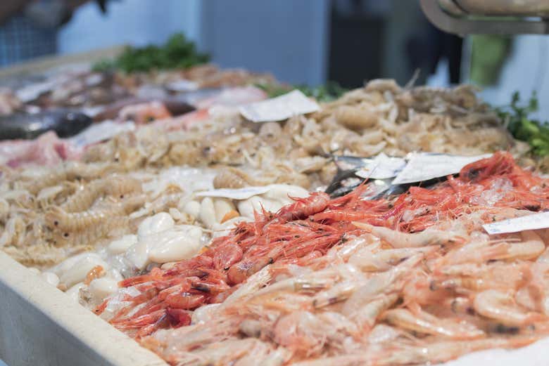 Pesce fresco sulle bancarelle del mercato di Denia