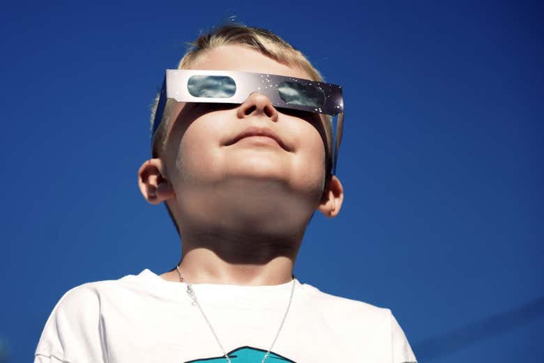 Observando el eclipse solar desde el barco