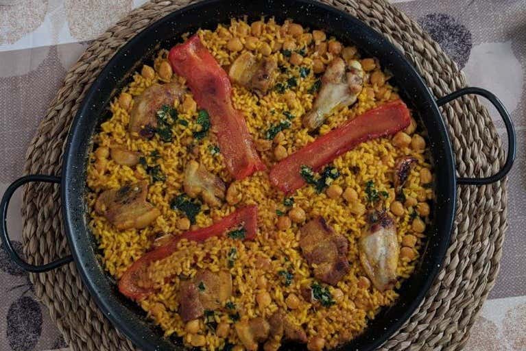 Una paella tipicamente mediterranea