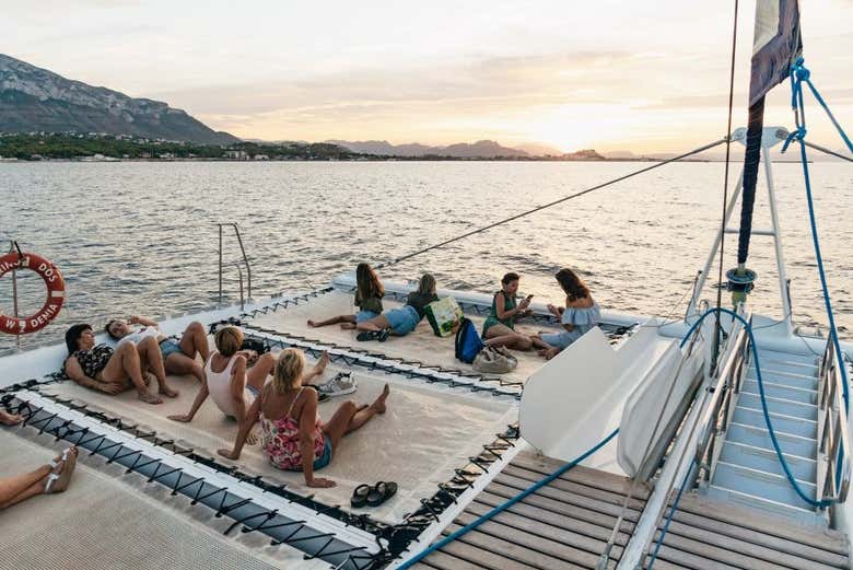 Contemplez la mer depuis les filets du bateau