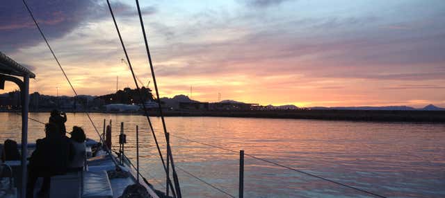 Paseo en catamarán al atardecer