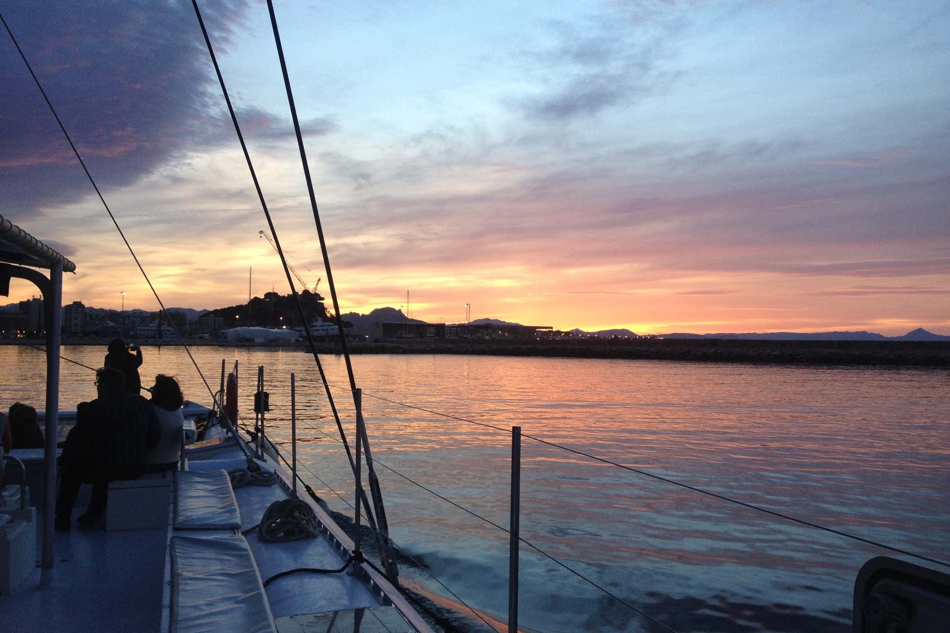 Passeio de catamarã ao entardecer