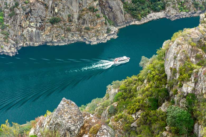 Admirad la majestuosidad de los acantilados desde el agua