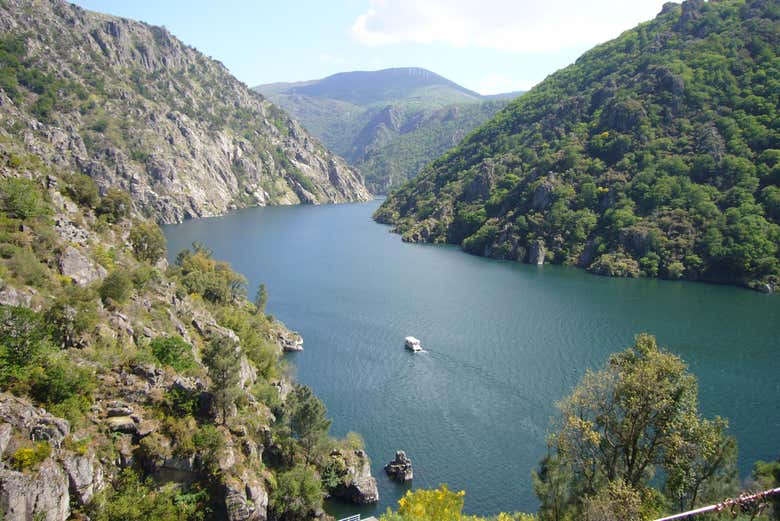 Navegad por las espectaculares aguas del cañón del Sil