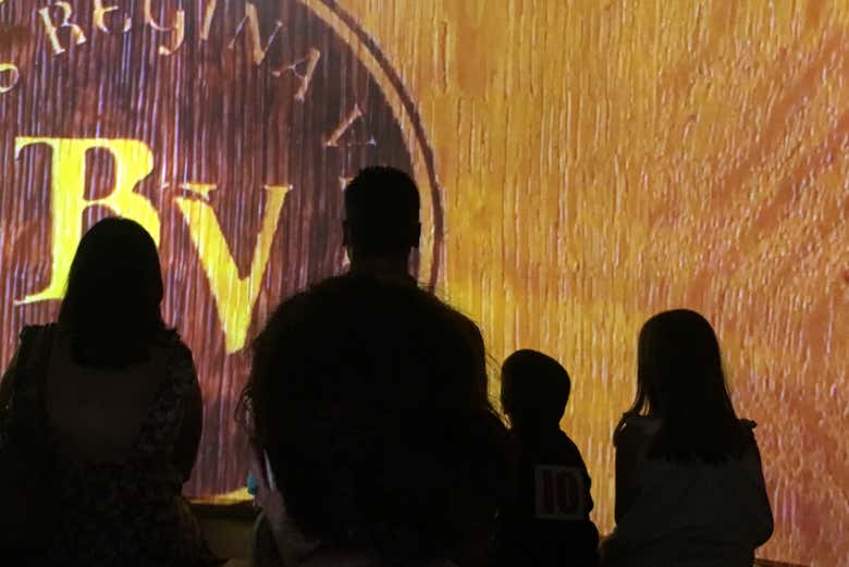 Viendo la proyección audiovisual de la historia de Regina Viarum