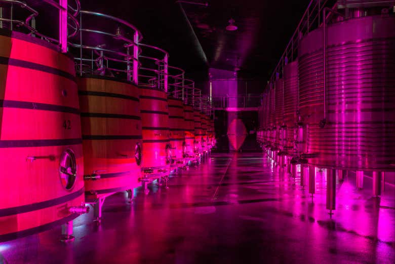 Instalaciones de la bodega iluminadas