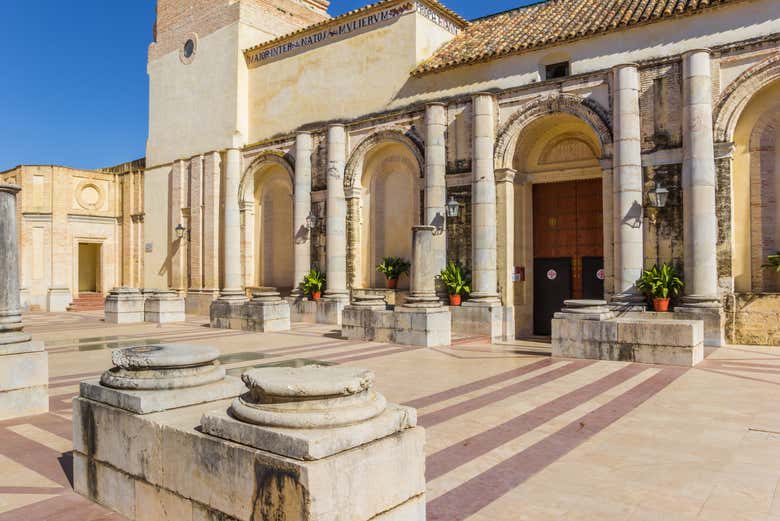 Entrada a la iglesia de Santiago