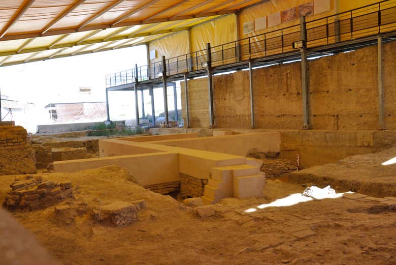 Disfrutando del tour por el yacimiento Plaza de Armas