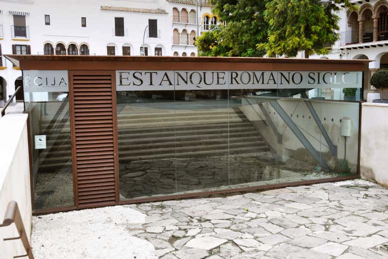 Estanque romano, en la plaza de España de Écija