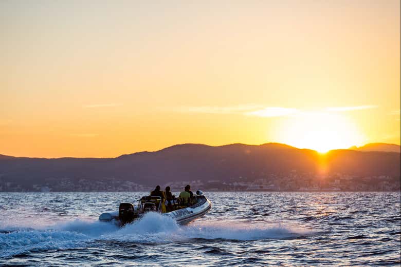 Contemplez le coucher du soleil depuis le bateau à moteur
