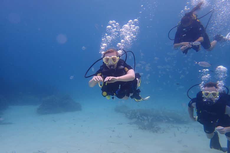 Disfrutando del bautismo de buceo en Cala Delta