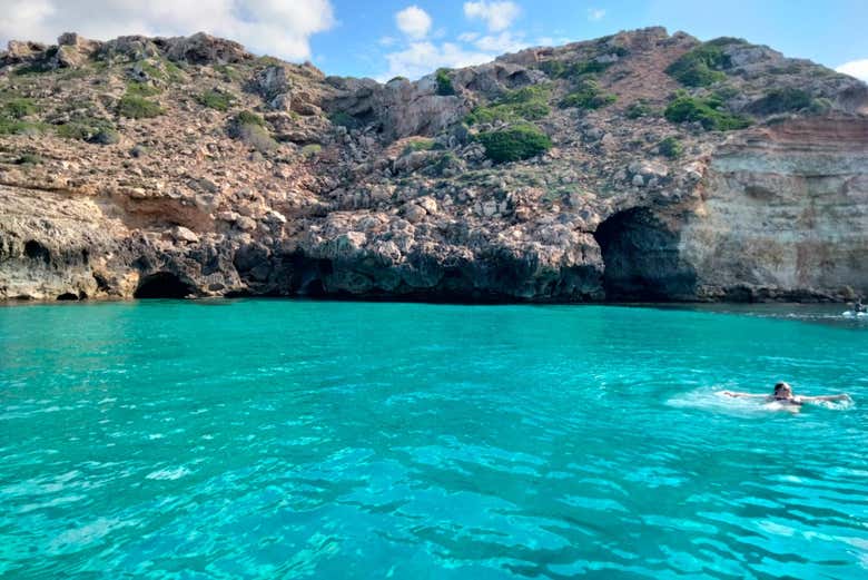 Nuotando a Cala Vela