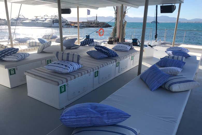 I divani della coperta del catamarano
