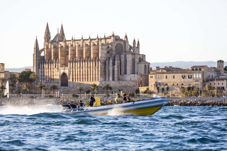 En face de la cathédrale de Santa María de Mallorque