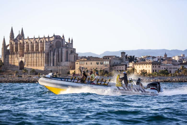 Naviguez près de la cathédrale de Majorque