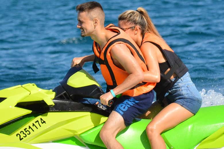 Un couple profitant de la balade en jet-ski