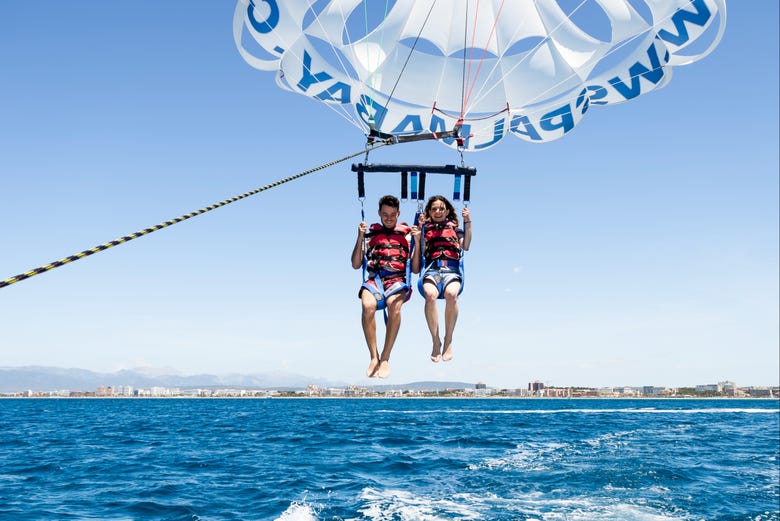 Una pareja haciendo parasailing en El Arenal