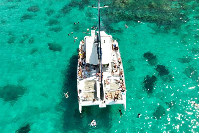 Vista de dron del catamarán