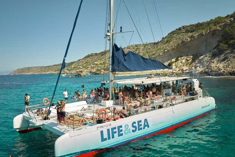 Navegando en catamarán por la bahía de Palma 