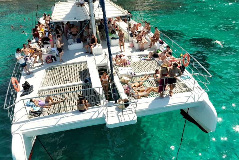 Bain de soleil sur le bateau