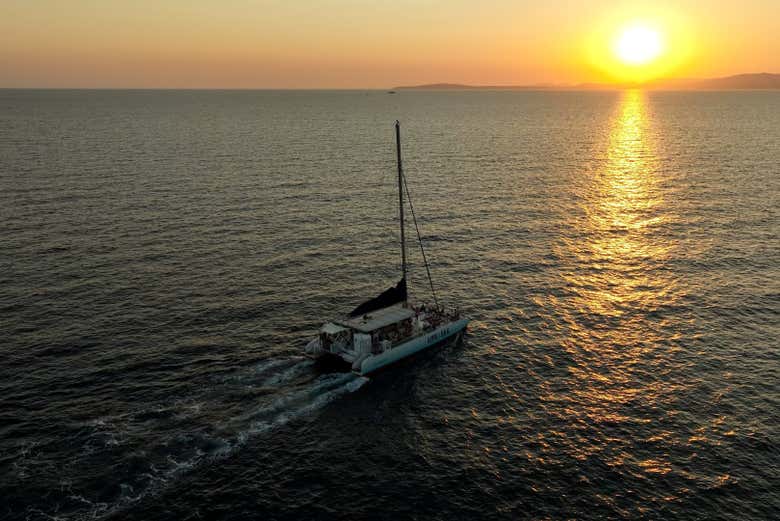 Naviguez dans la Méditerranée au coucher du soleil
