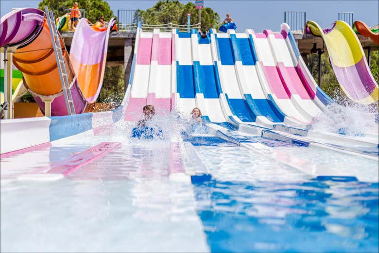 Toboggans en Aqualand El Arenal