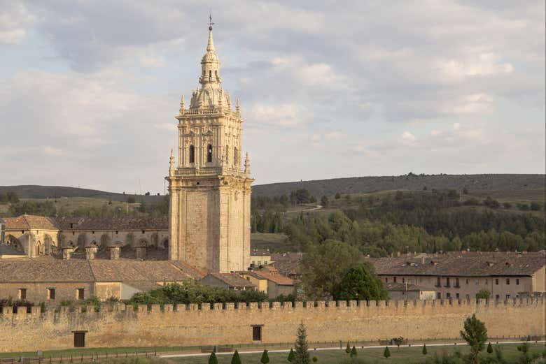Contemplando las murallas de la villa