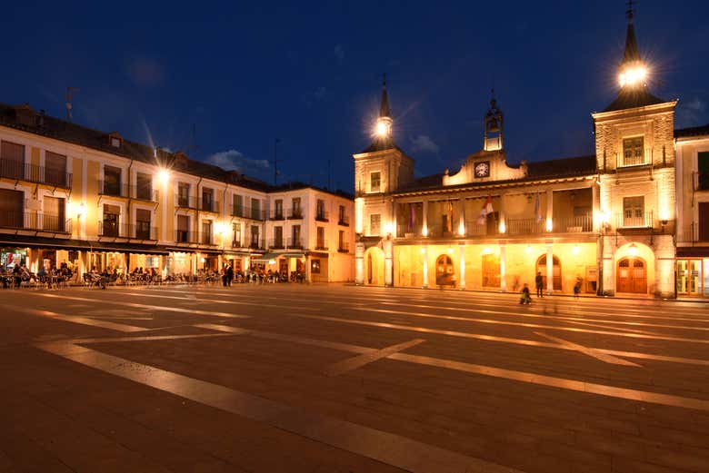 Plaza Mayor de El Burgo de Osma ao cair da noite