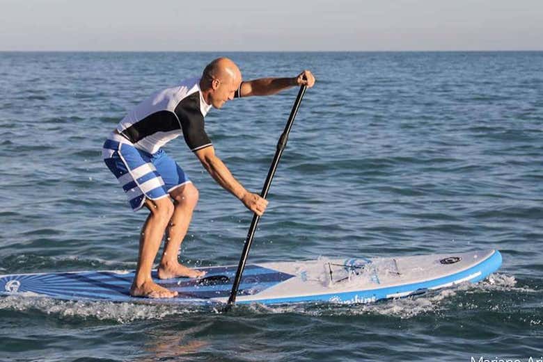 Remando en paddle surf