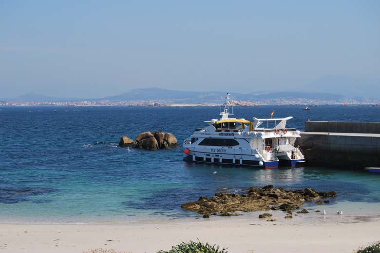 Barco fondeado en la isla de Sálvora