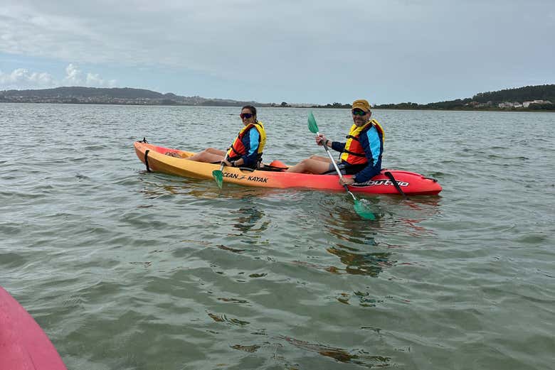 Remando en kayak por la costa de La Toja