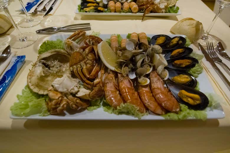 Mariscada y queimada en la ría de Arosa desde El Grove Mariscada y queimada en la ría de Arosa desde El Grove