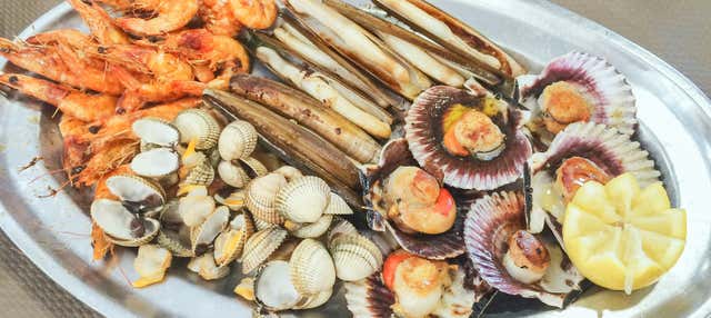 Mariscada y queimada en la ría de Arosa