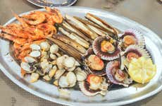 Mariscada y queimada en la ría de Arosa