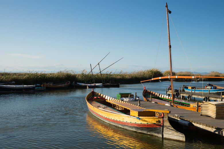 A barca à espera de passageiros para o passeio por Albufera