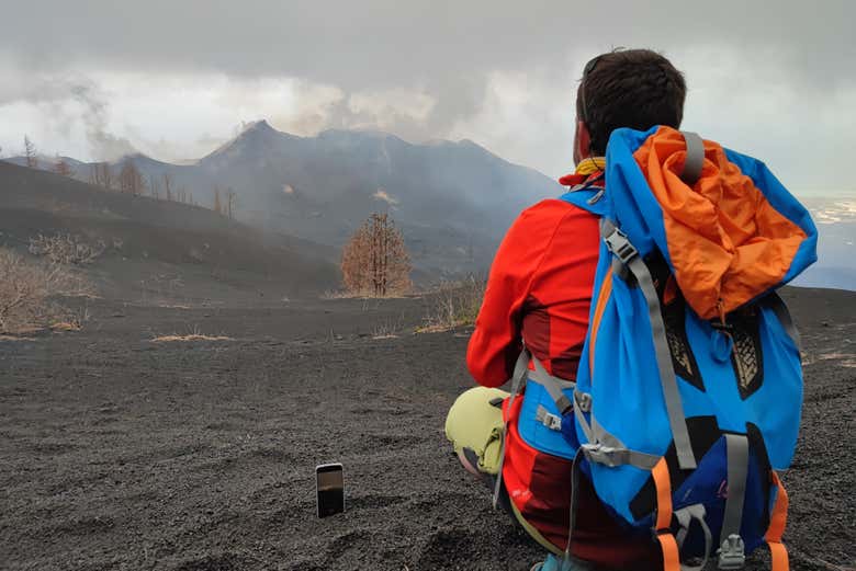 Tomando una foto del volcán de Cumbre Vieja