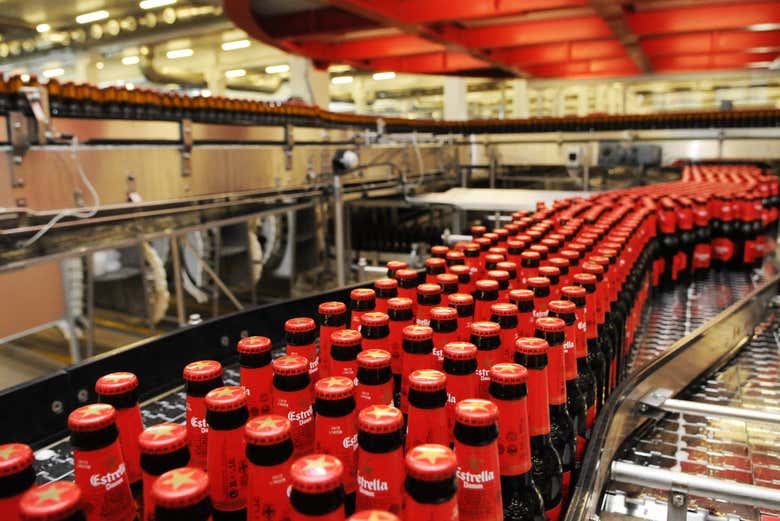 Engarrafamento da cerveja Estrella Damm