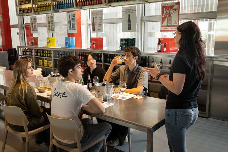 Saboreando uma cerveja Estrella Damm