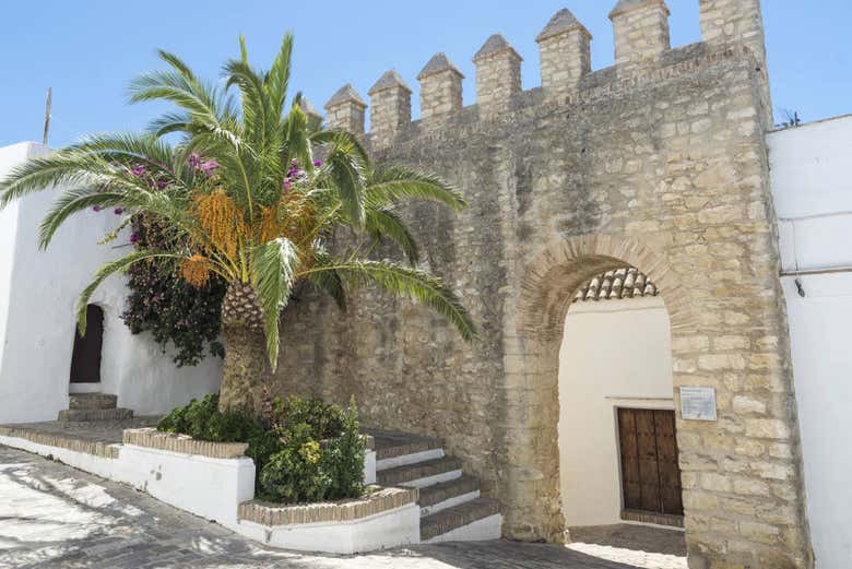 Admiring the old city walls of Vejer