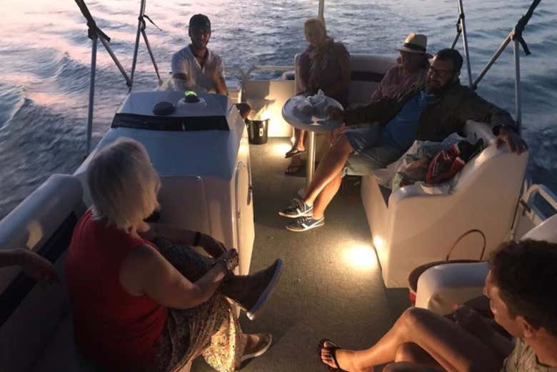 Le groupe profitant de la promenade en bateau au crépuscule
