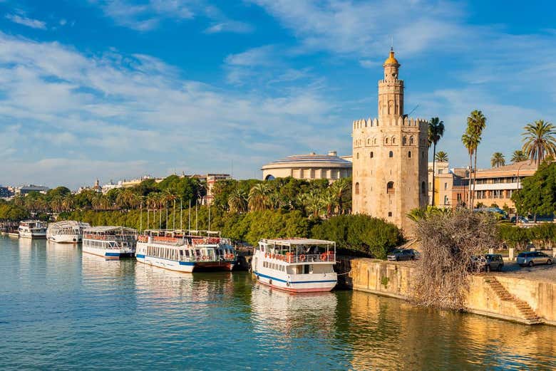 Torre del Oro a orillas del Guadalquivir, en Sevilla