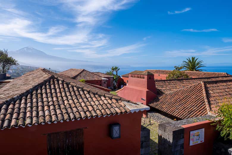 La Casa del Vino en un día despejado